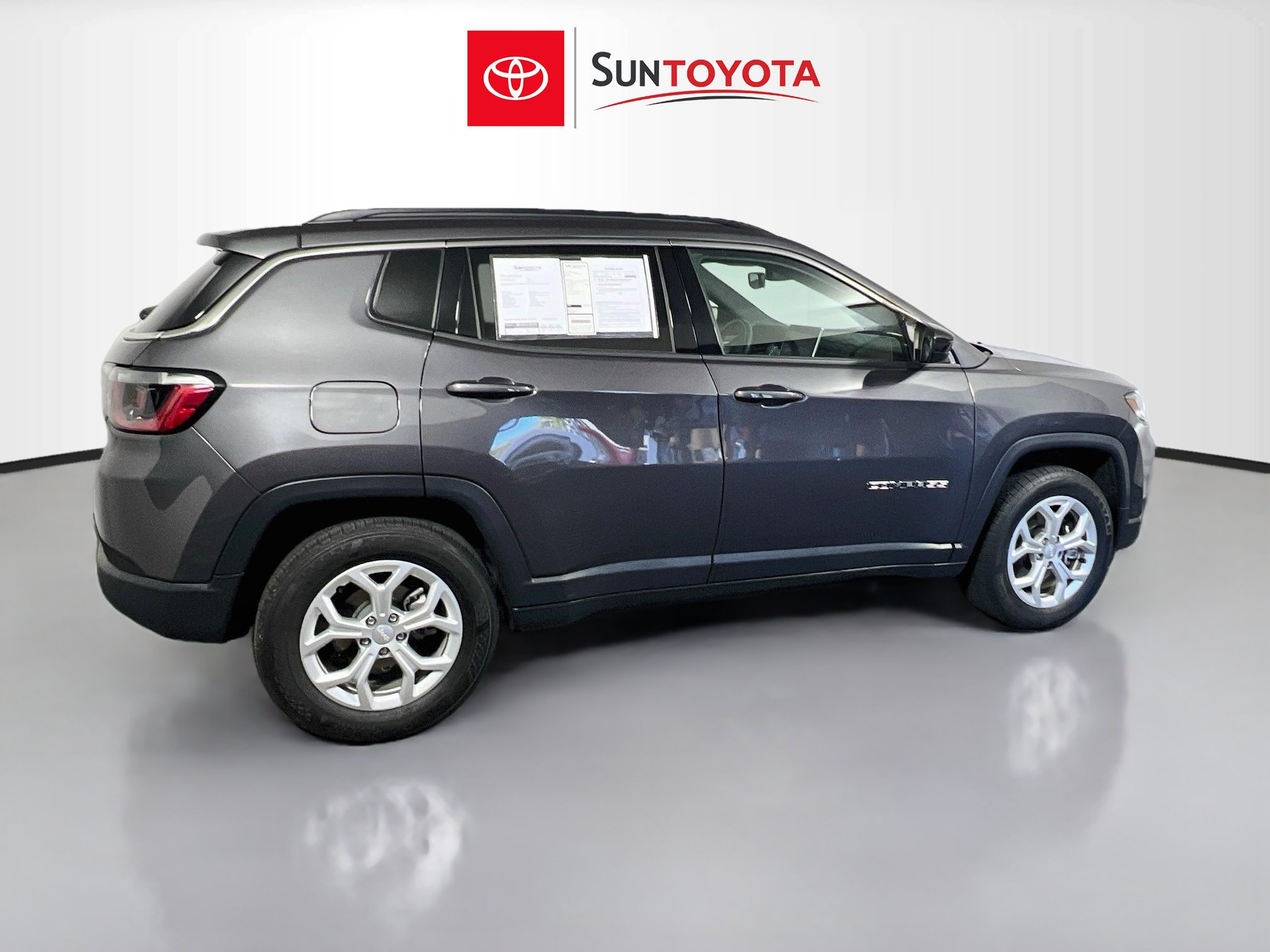 Used 2024 Jeep Compass Latitude AWD/4WD image 4