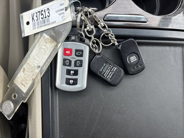 Used 2017 Toyota Sienna XLE FWD image 25