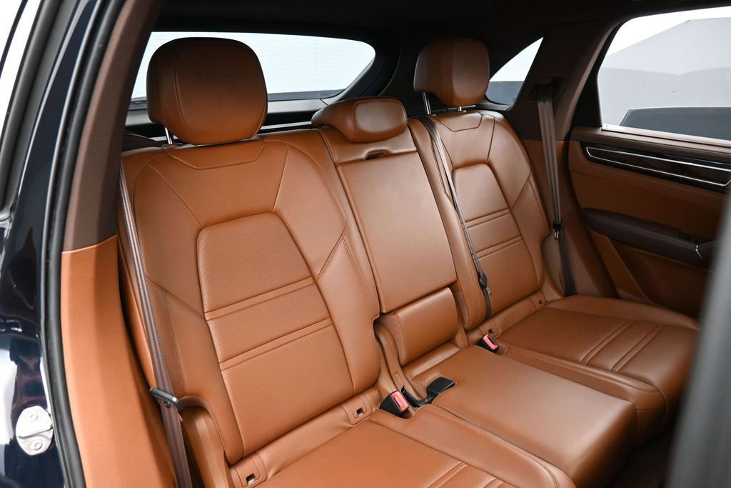 Certified 2023 Porsche Cayenne Platinum Edition AWD/4WD image 27