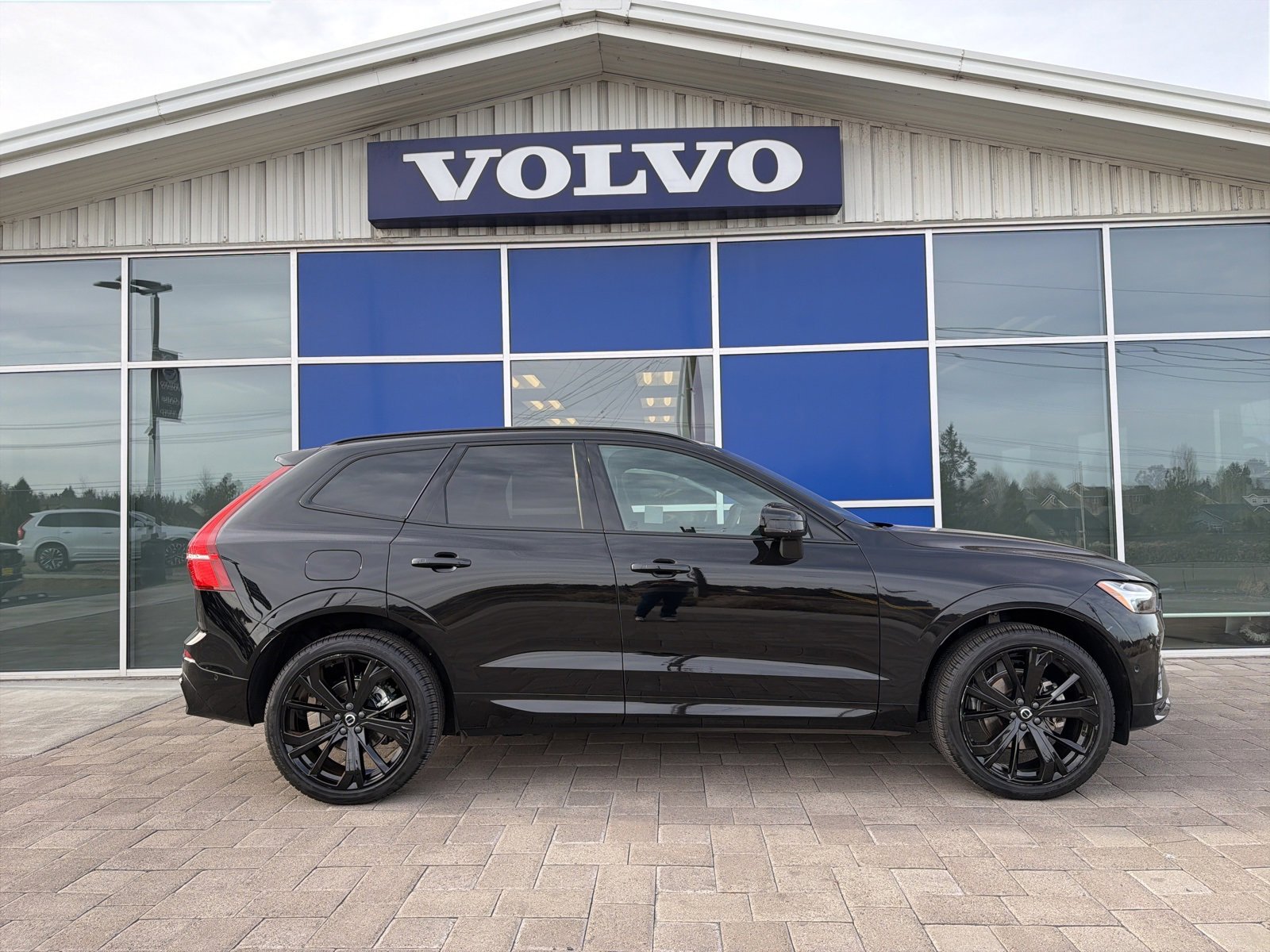 Used 2024 Volvo XC60 B5 Ultimate w/ Protection Package Premier image 2