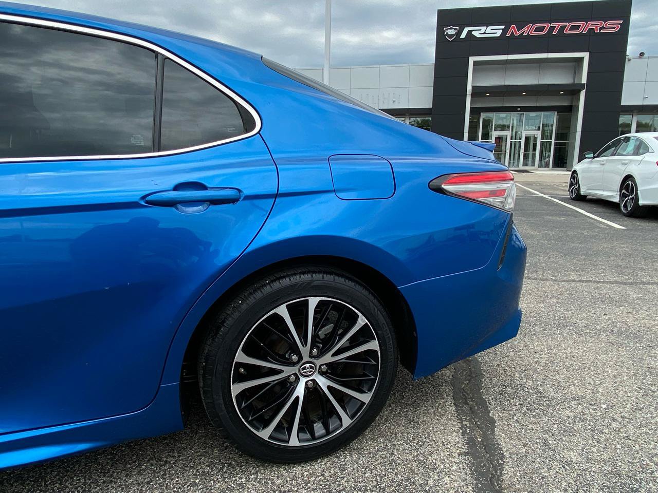 Used 2018 Toyota Camry SE w/ Moonroof Package FWD image 13