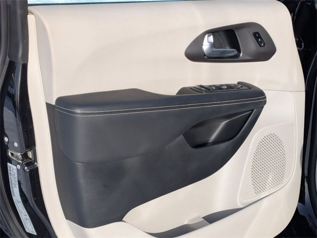 Certified 2024 Chrysler Pacifica Touring-L image 13