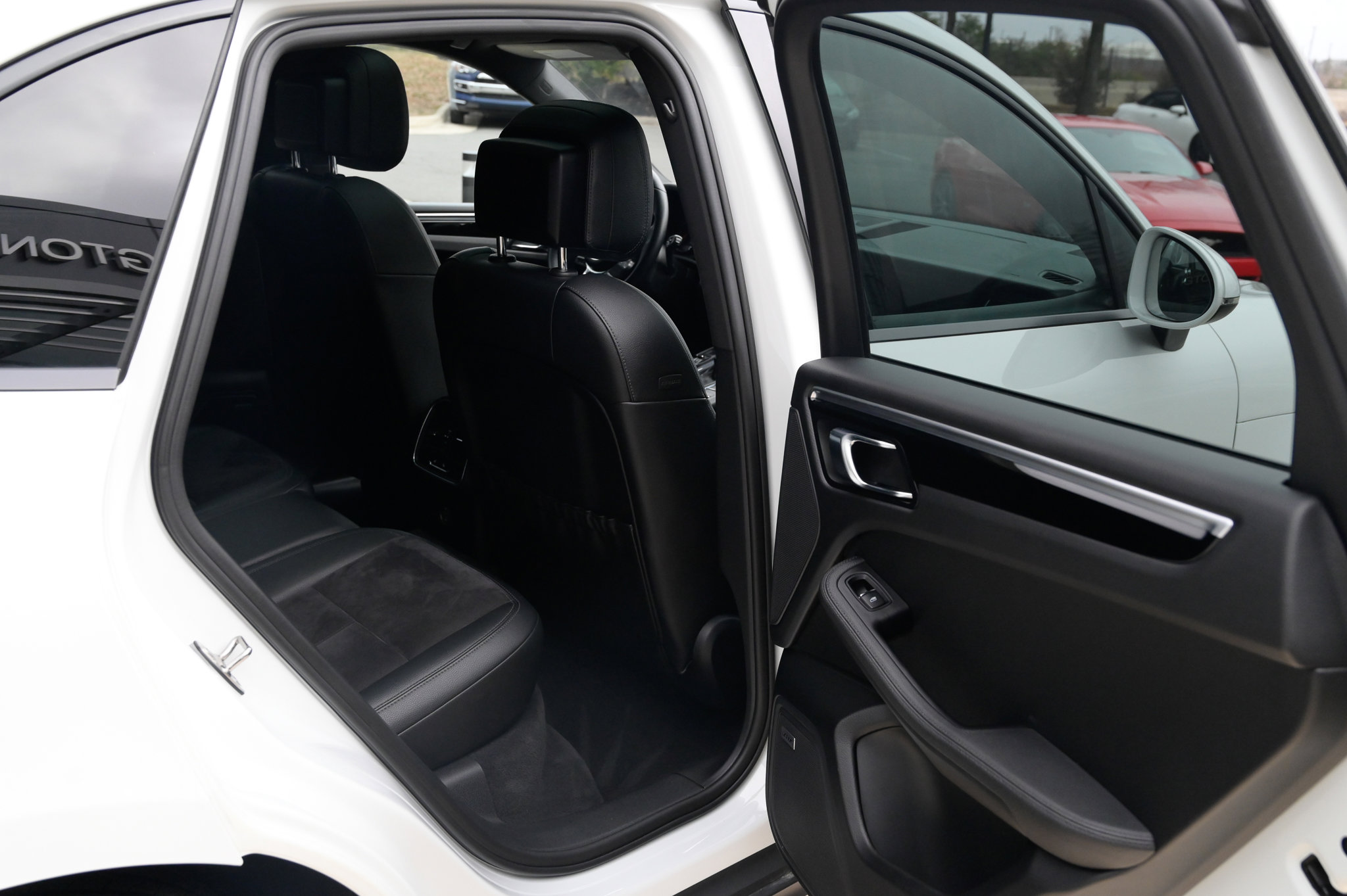 Used 2018 Porsche Macan AWD/4WD image 46