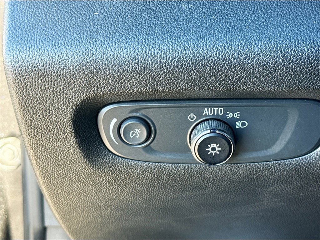 Used 2023 Chevrolet Traverse LT image 10