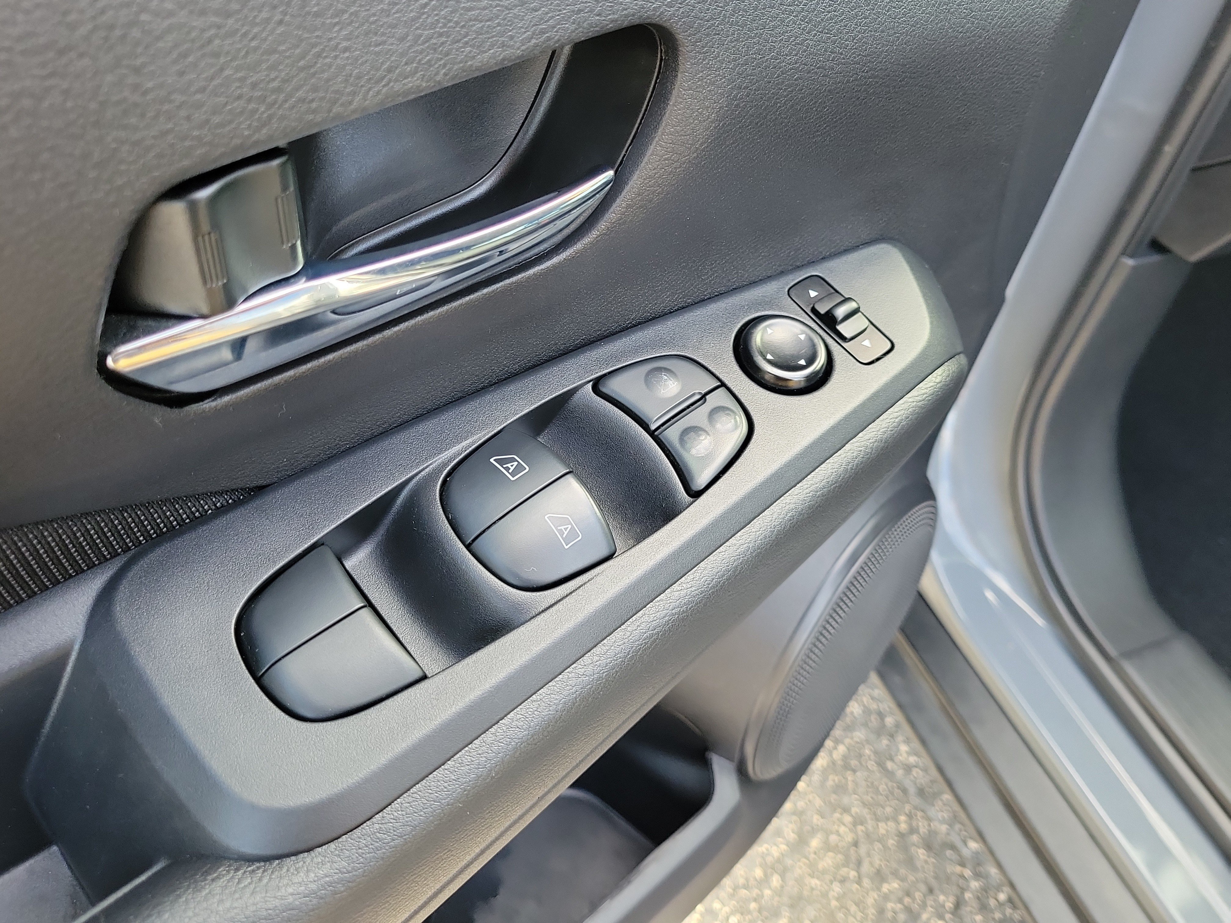 Certified 2023 Nissan Kicks SV FWD image 18