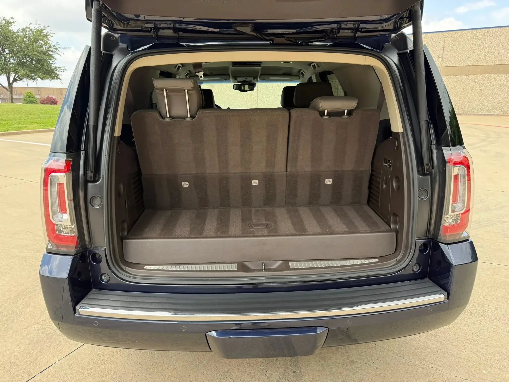 Used 2018 GMC Yukon Denali w/ Enhanced Security Package RWD image 5