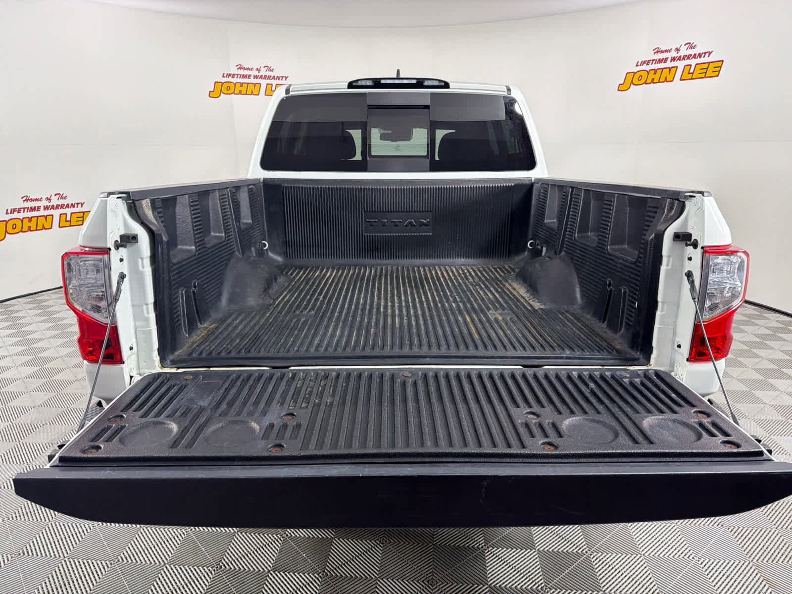 Used 2023 Nissan Titan SV w/ SV Convenience Package image 5