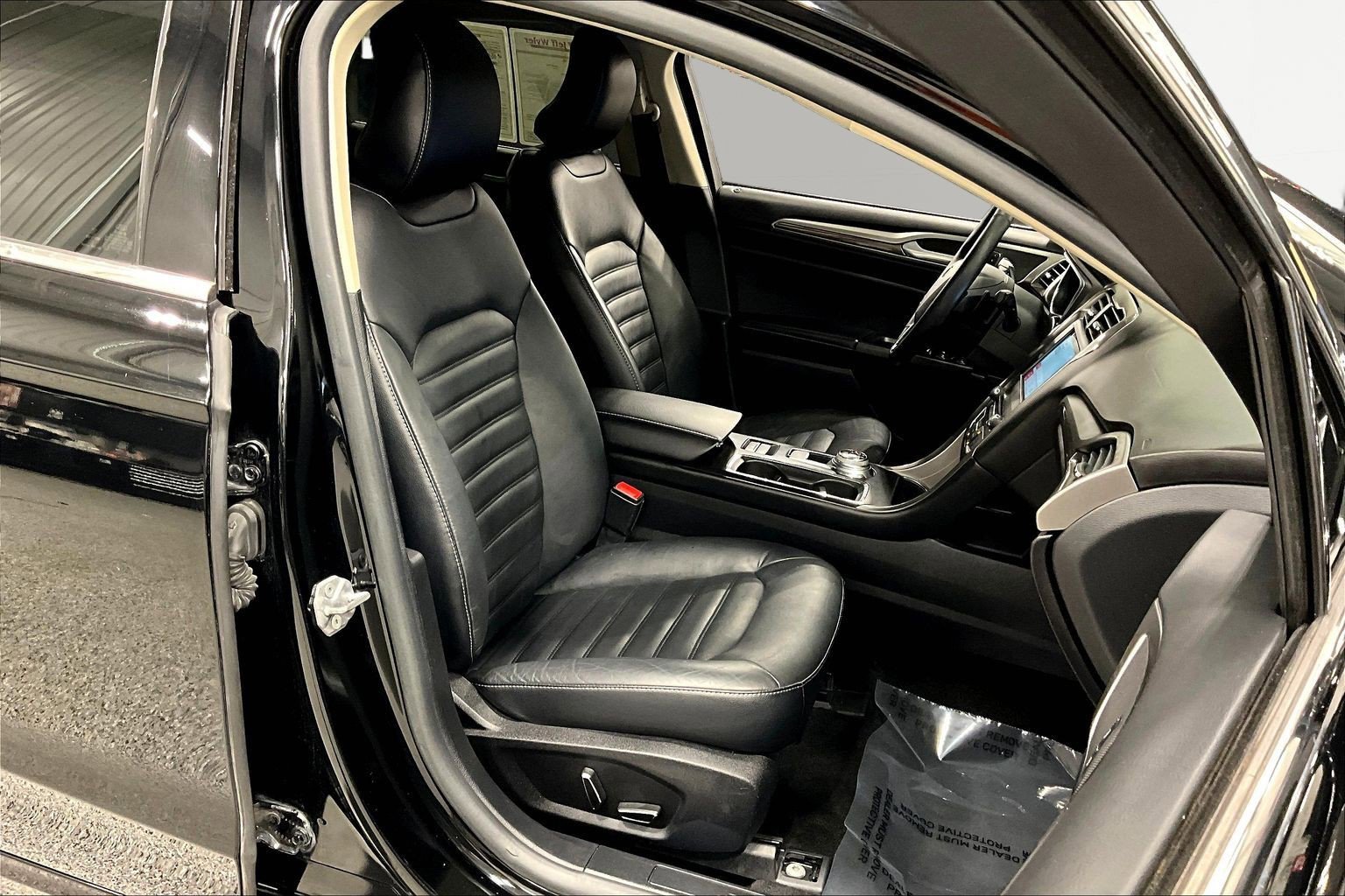 Used 2017 Ford Fusion SE w/ Fusion SE Technology Package FWD image 29