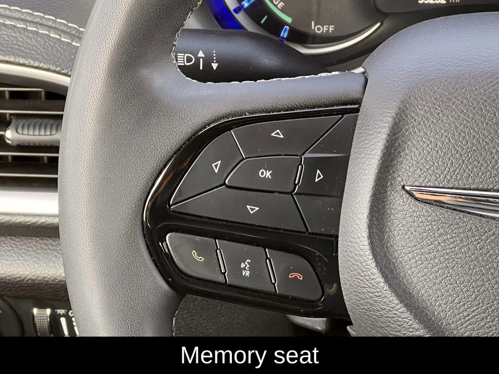 Used 2024 Chrysler Pacifica Select image 15