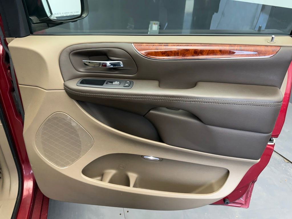 Used 2016 Chrysler Town & Country Touring-L image 46