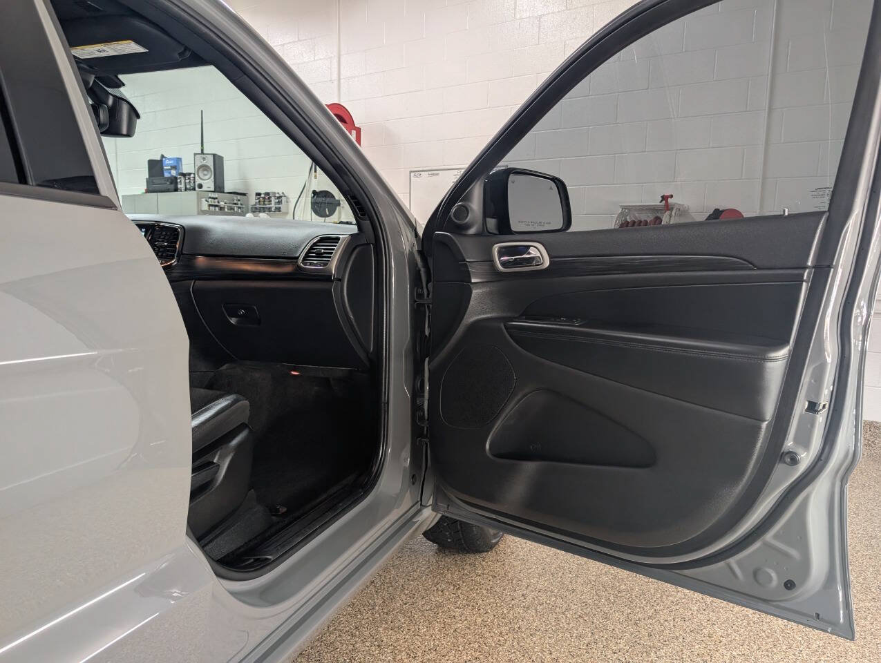 Used 2022 Jeep Grand Cherokee Altitude AWD/4WD image 27
