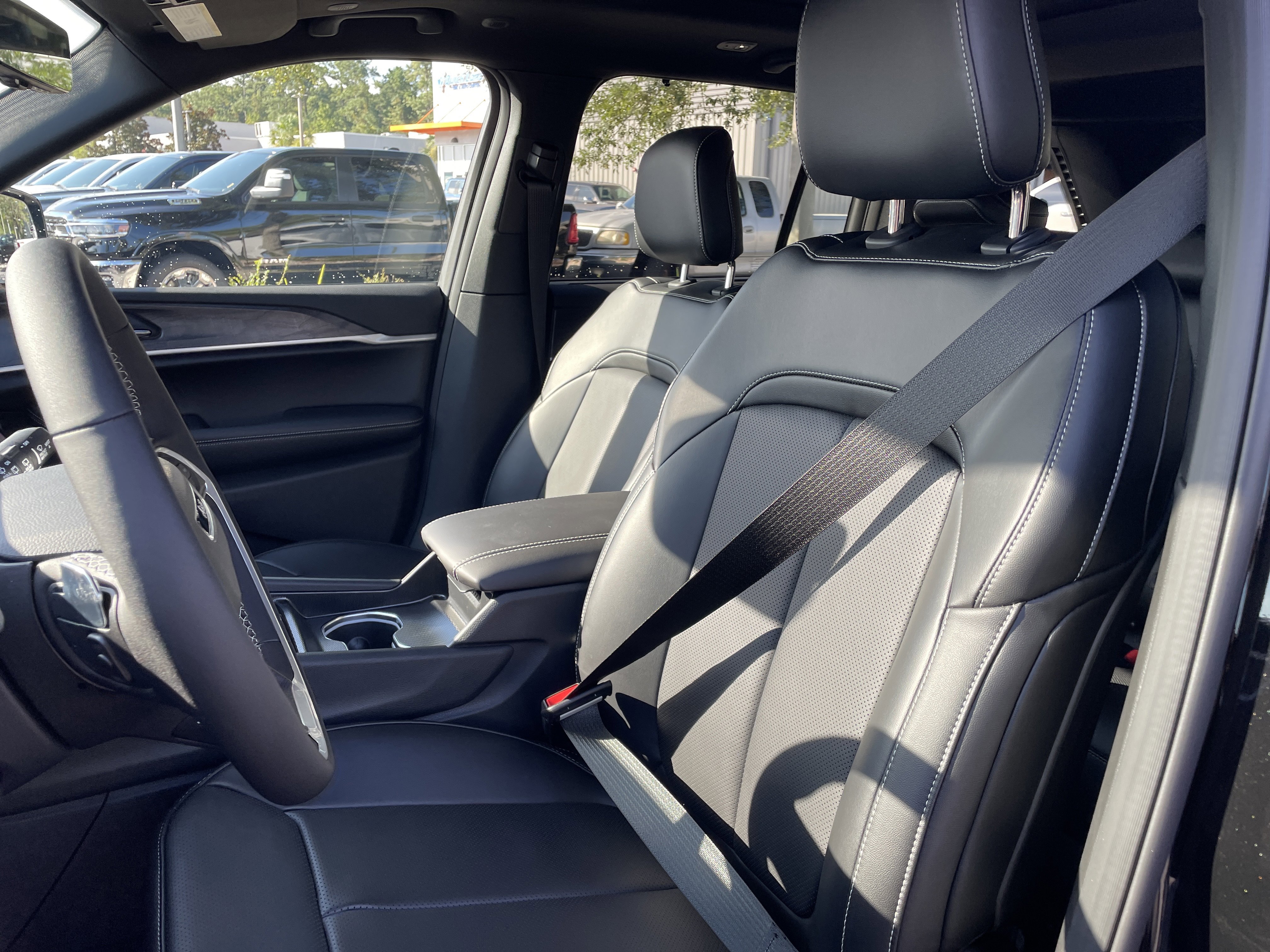 New 2025 Jeep Grand Cherokee Limited w/ Luxury Tech Group II image 14