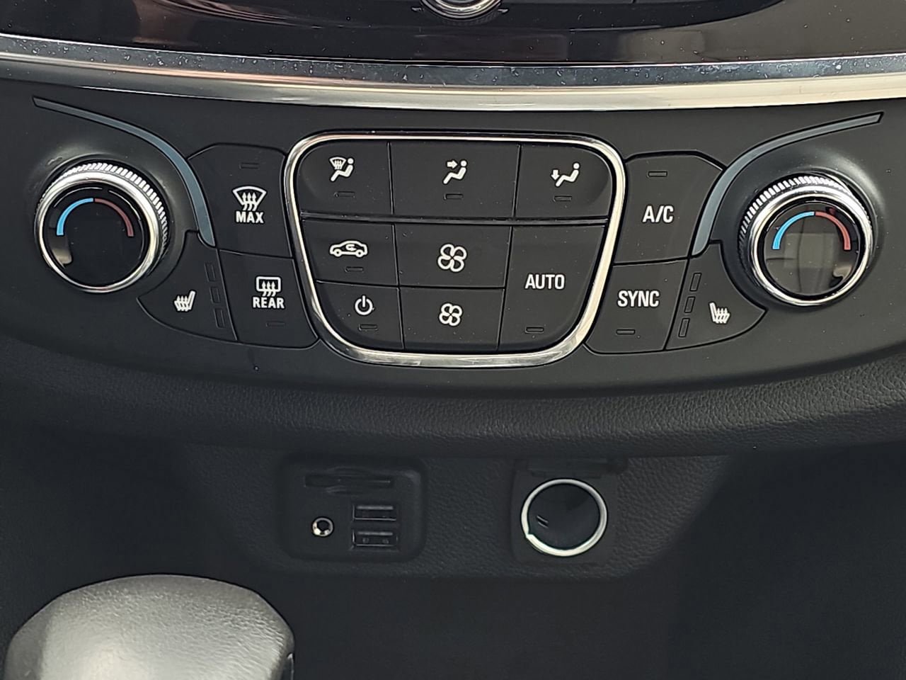 Used 2022 Chevrolet Traverse LT w/ LT Premium Package image 26
