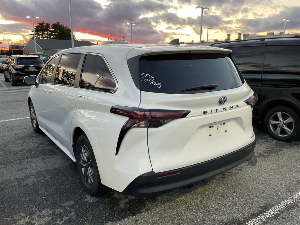 Used 2024 Toyota Sienna LE image 7