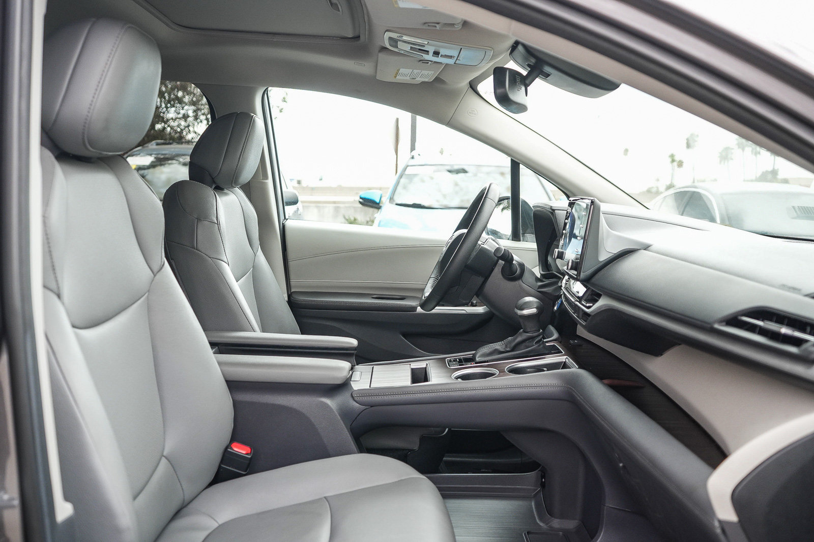 Used 2024 Toyota Sienna XLE FWD image 16