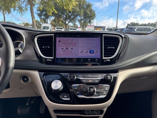 Used 2023 Chrysler Pacifica Touring-L FWD image 24