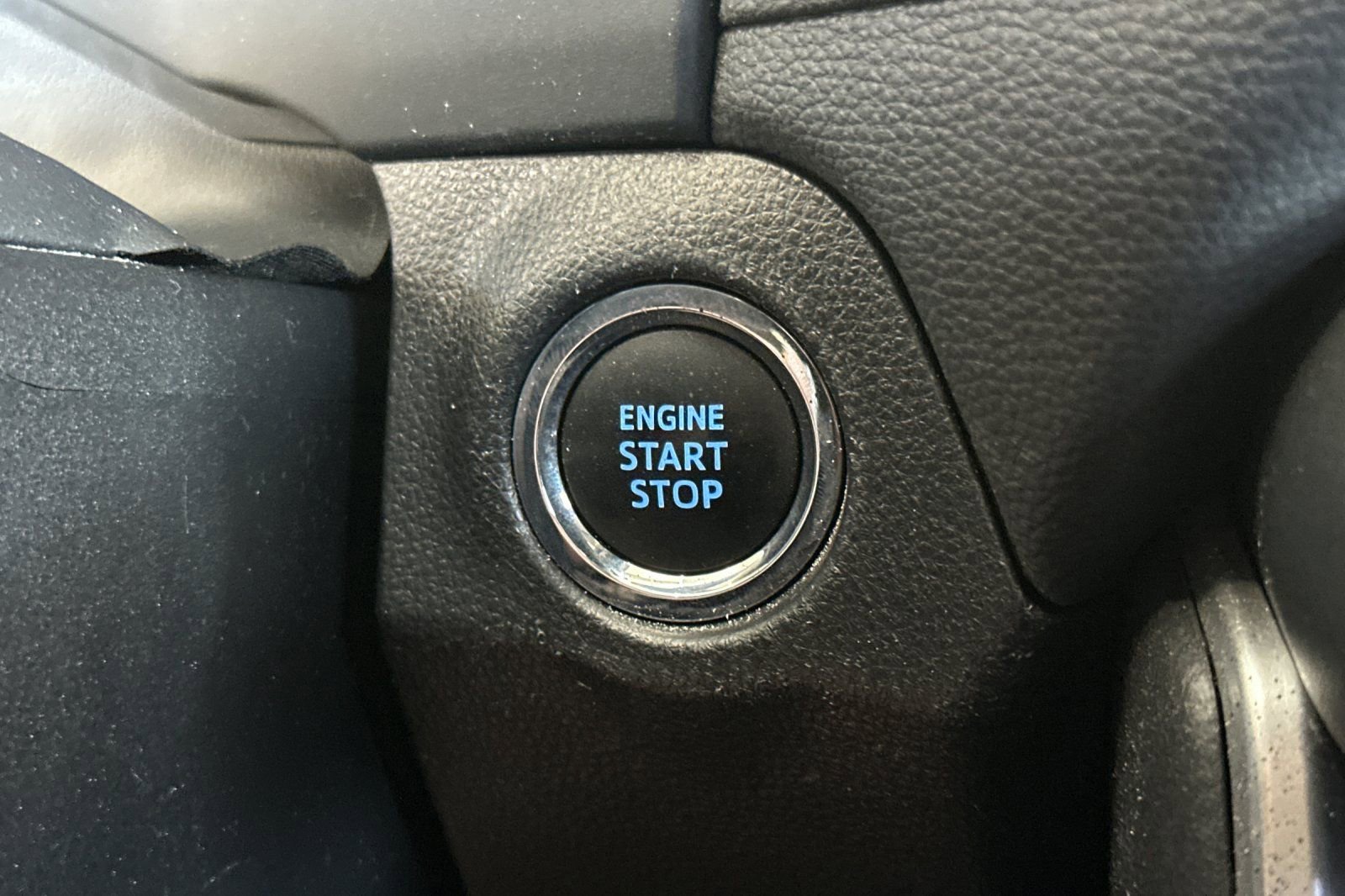 Used 2019 Toyota RAV4 Limited w/ Advanced Technology Package AWD/4WD image 26