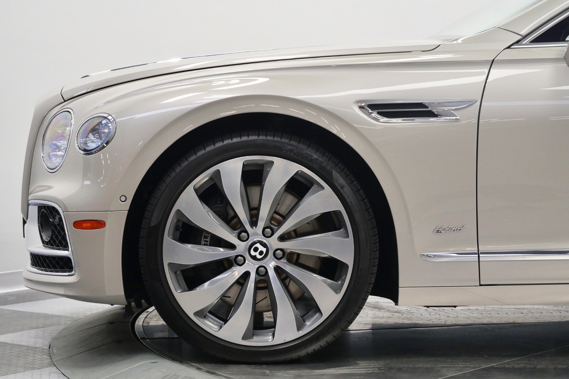 Used 2022 Bentley Flying Spur Plug-In Hybrid image 40