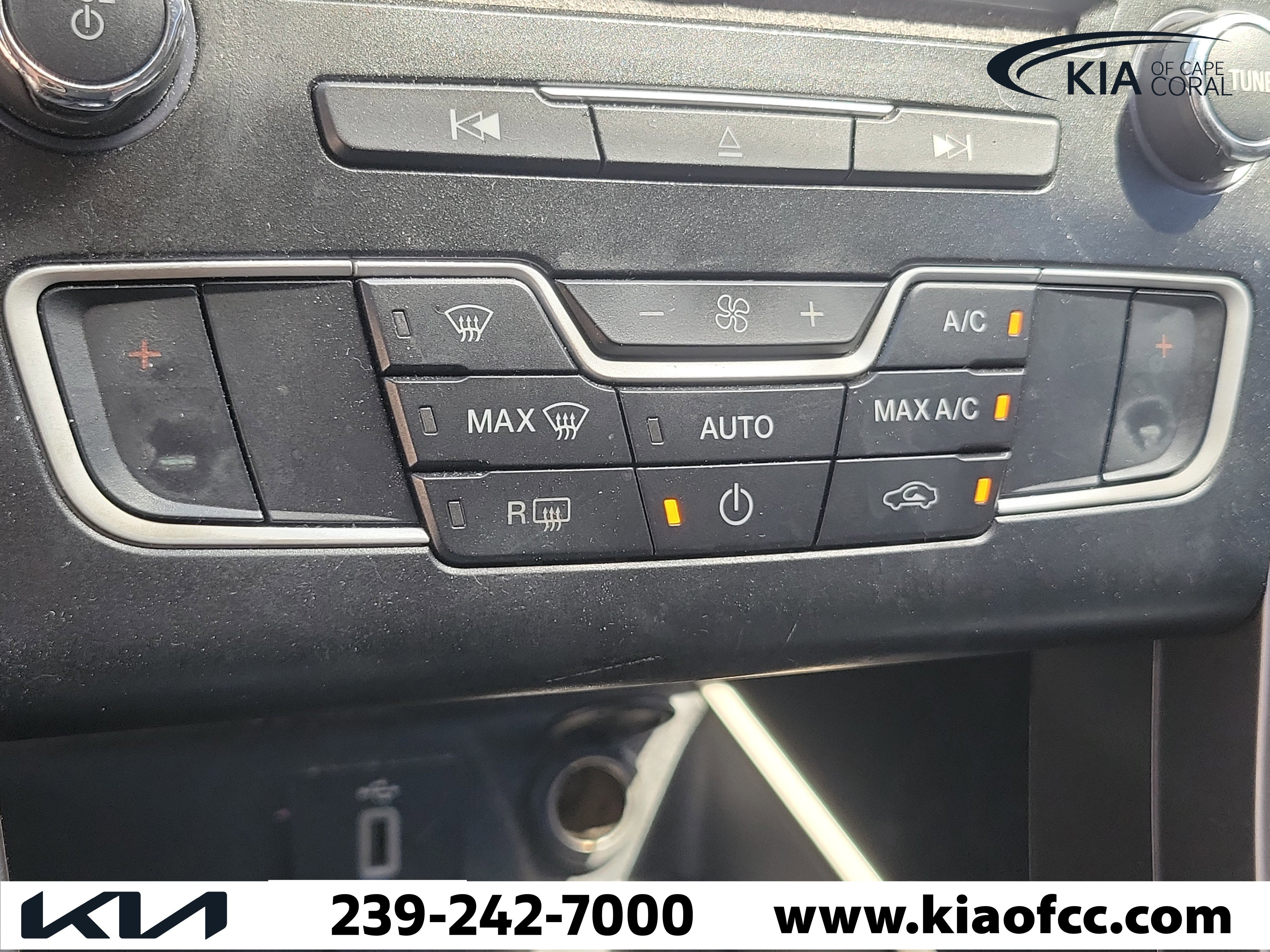 Used 2017 Ford Fusion SE w/ Fusion SE Technology Package image 18