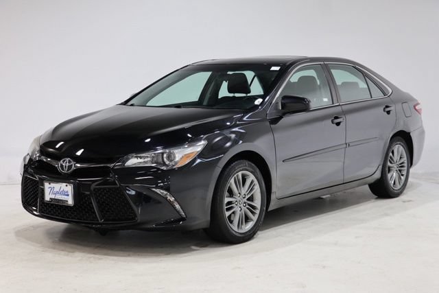 Used 2016 Toyota Camry SE w/ Moonroof Package FWD image 3