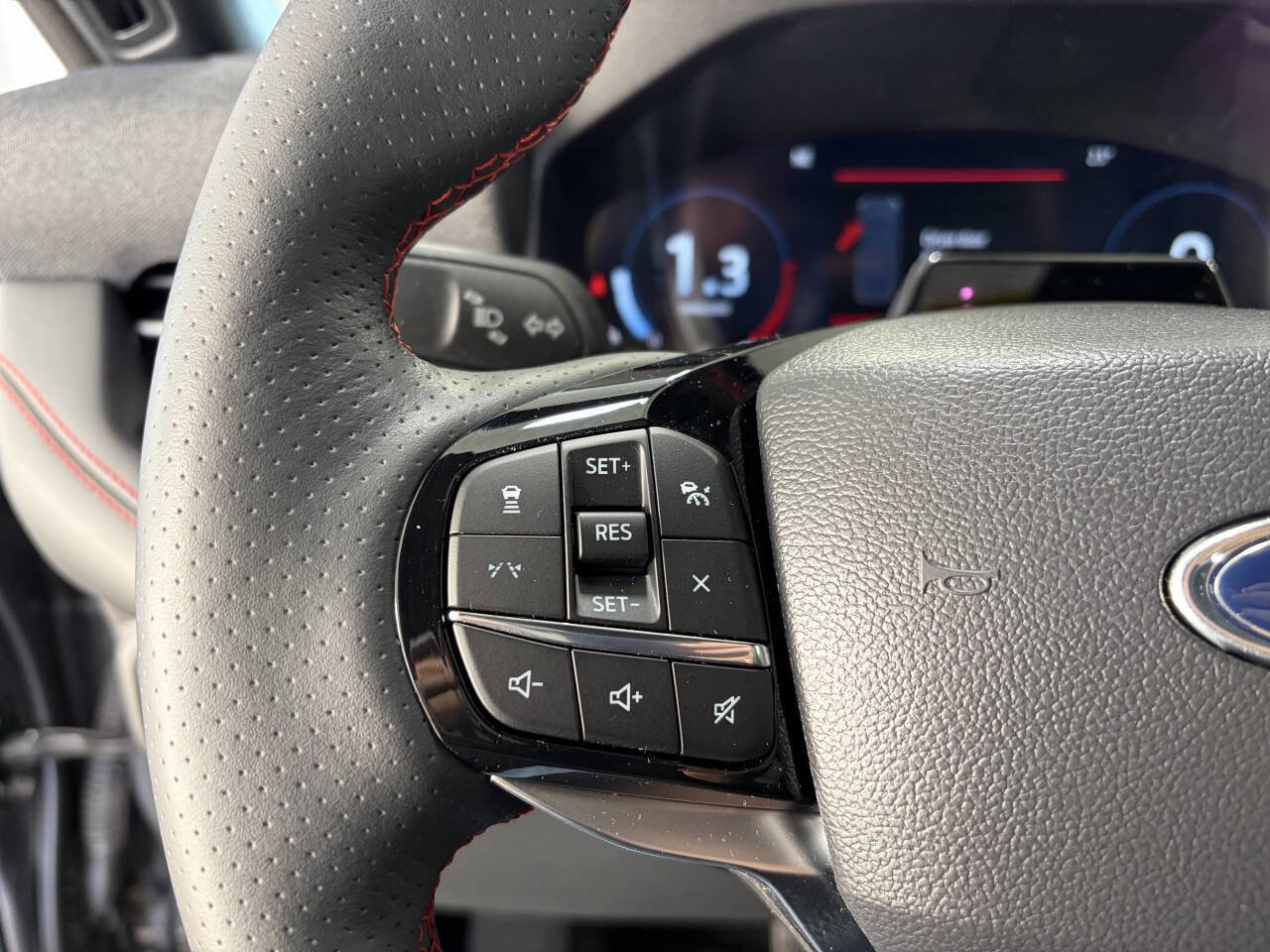 Used 2025 Ford Explorer ST-Line w/ ST-Line Street Pack image 17