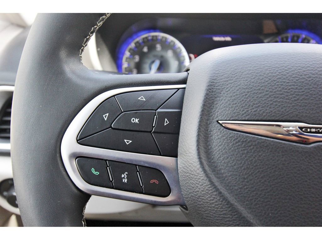 Used 2022 Chrysler Pacifica Touring-L image 16