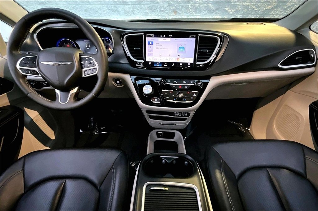 Used 2024 Chrysler Pacifica Touring-L image 15