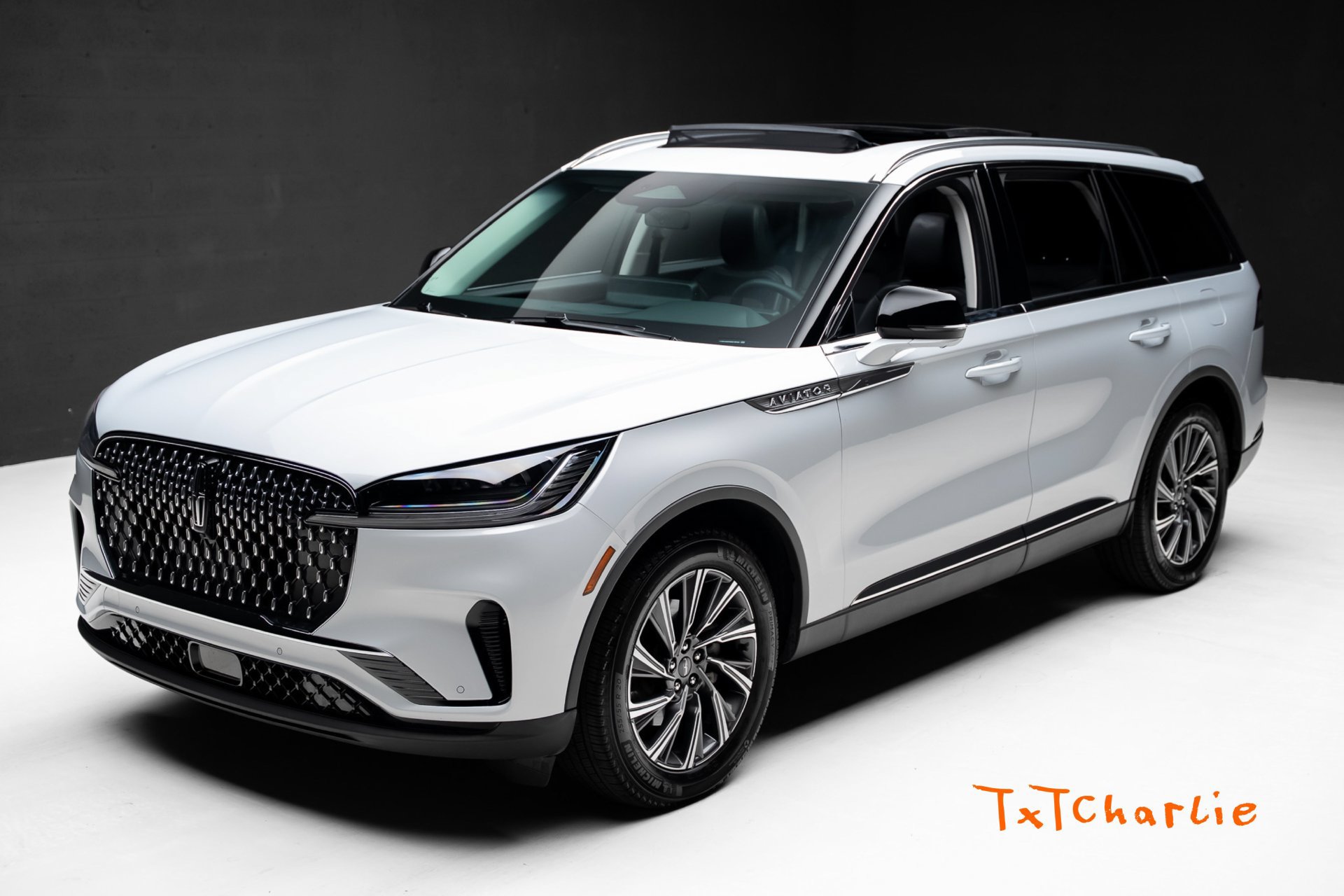 Used 2025 Lincoln Aviator 2WD image 1