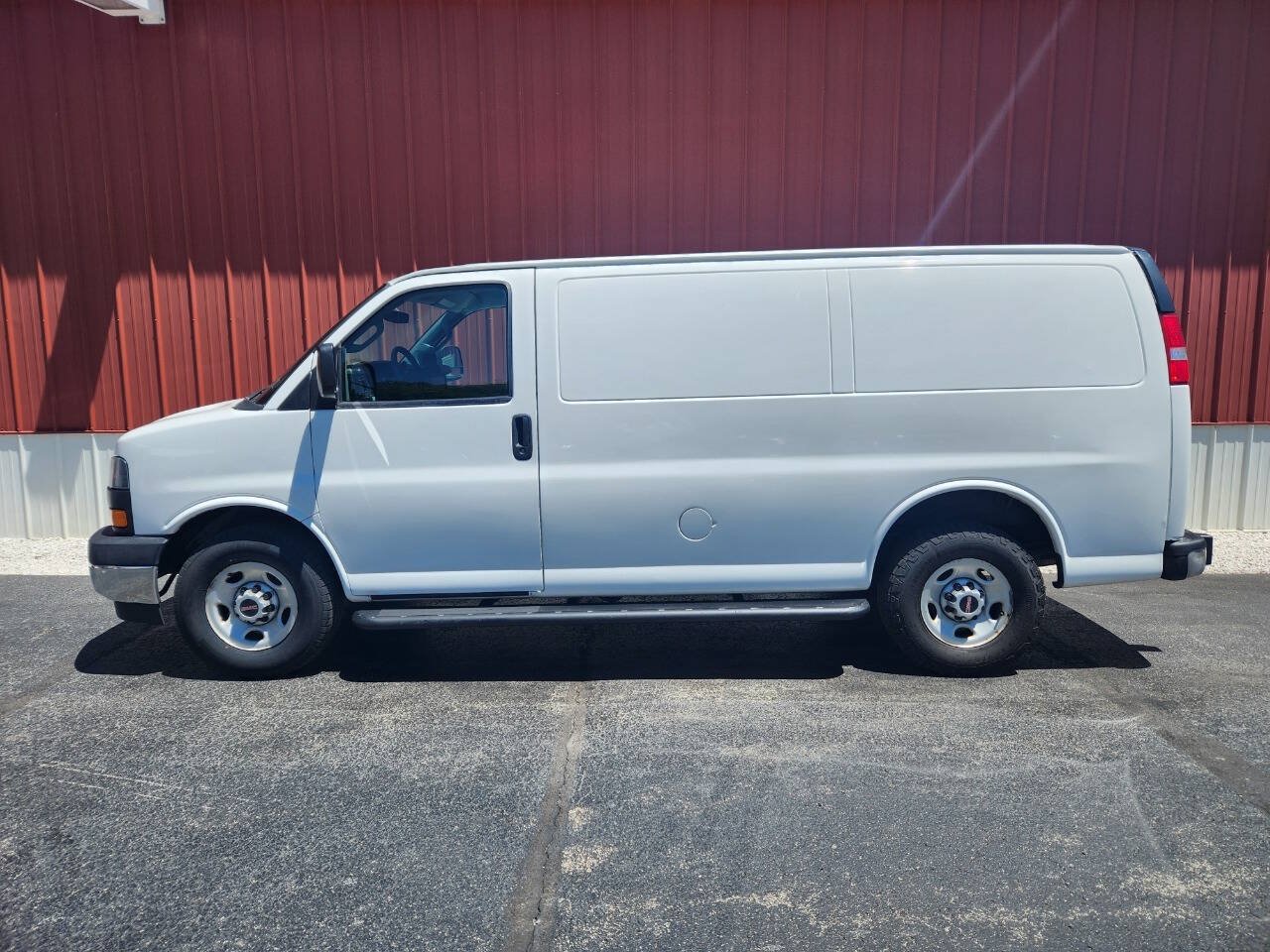 Used 2017 GMC Savana 2500 RWD image 2