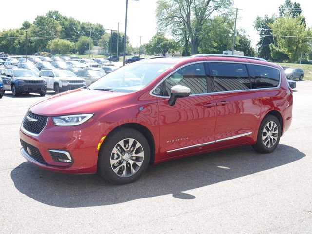 Used 2025 Chrysler Pacifica Pinnacle FWD image 9