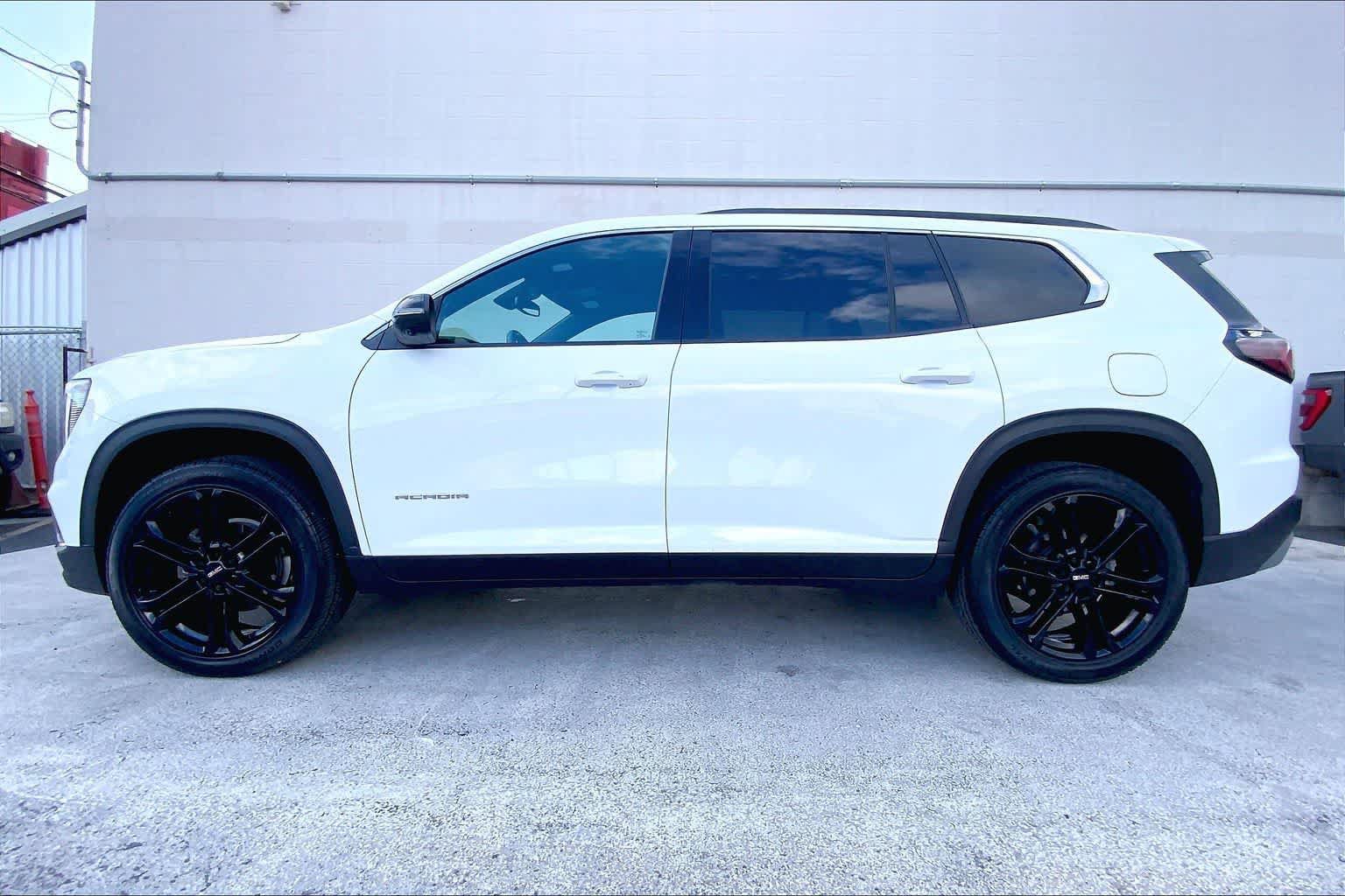 Used 2024 GMC Acadia Elevation w/ Luxury Package FWD image 3