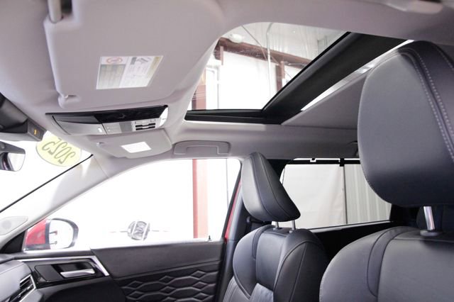 Used 2025 Mitsubishi Outlander SEL image 40