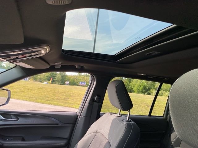New 2025 Jeep Grand Cherokee Laredo X w/ Luxury Tech Group I image 13