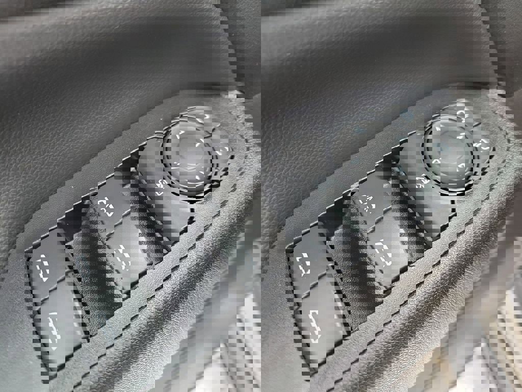 Used 2018 Chevrolet Equinox LT image 17