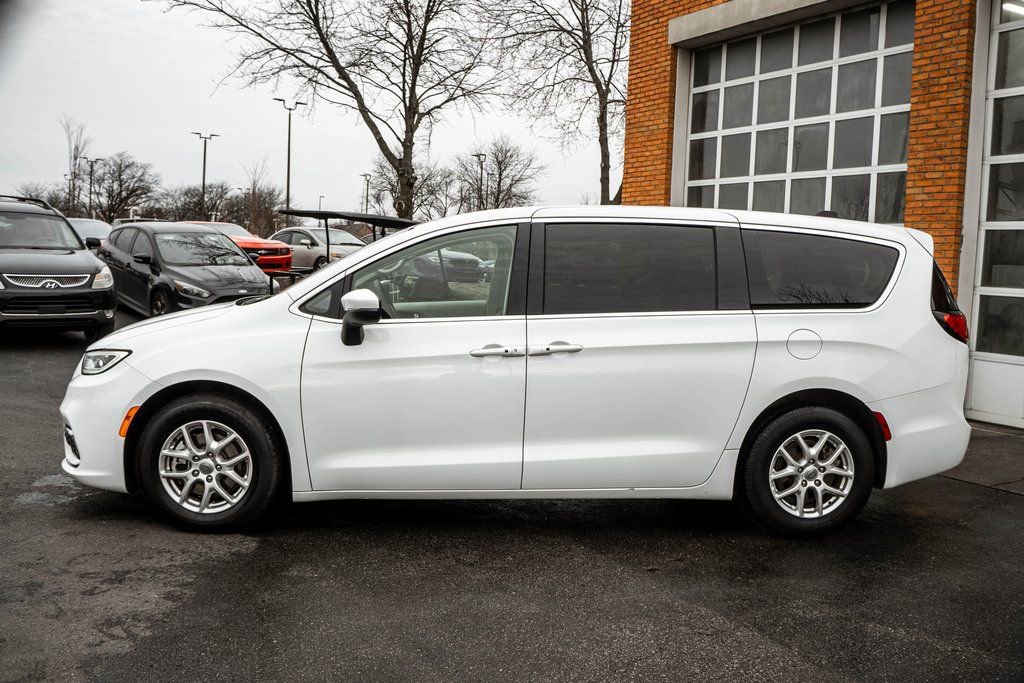 Used 2023 Chrysler Pacifica Touring-L FWD image 47