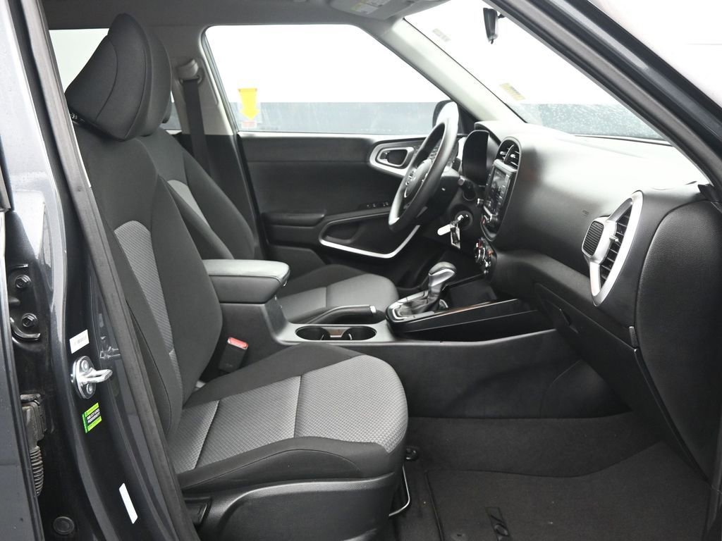 Used 2025 Kia Soul LX w/ LX Technology Package image 13