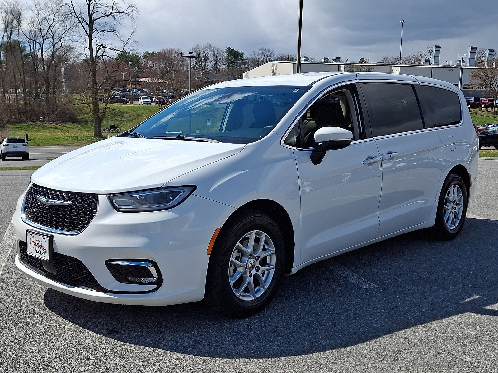 Used 2023 Chrysler Pacifica Touring-L image 3