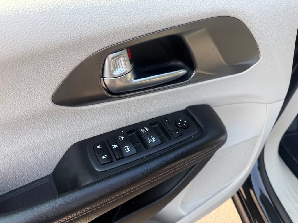 Used 2020 Chrysler Pacifica Touring w/ Advanced Safetytec Group FWD image 12
