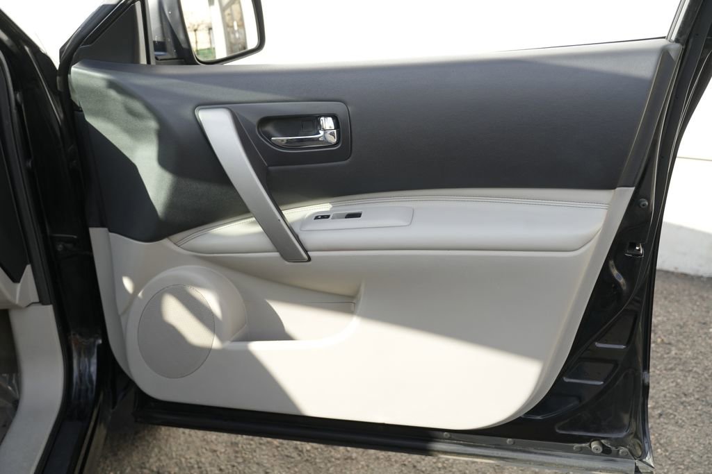 Used 2008 Nissan Rogue SL w/ Premium Pkg image 30