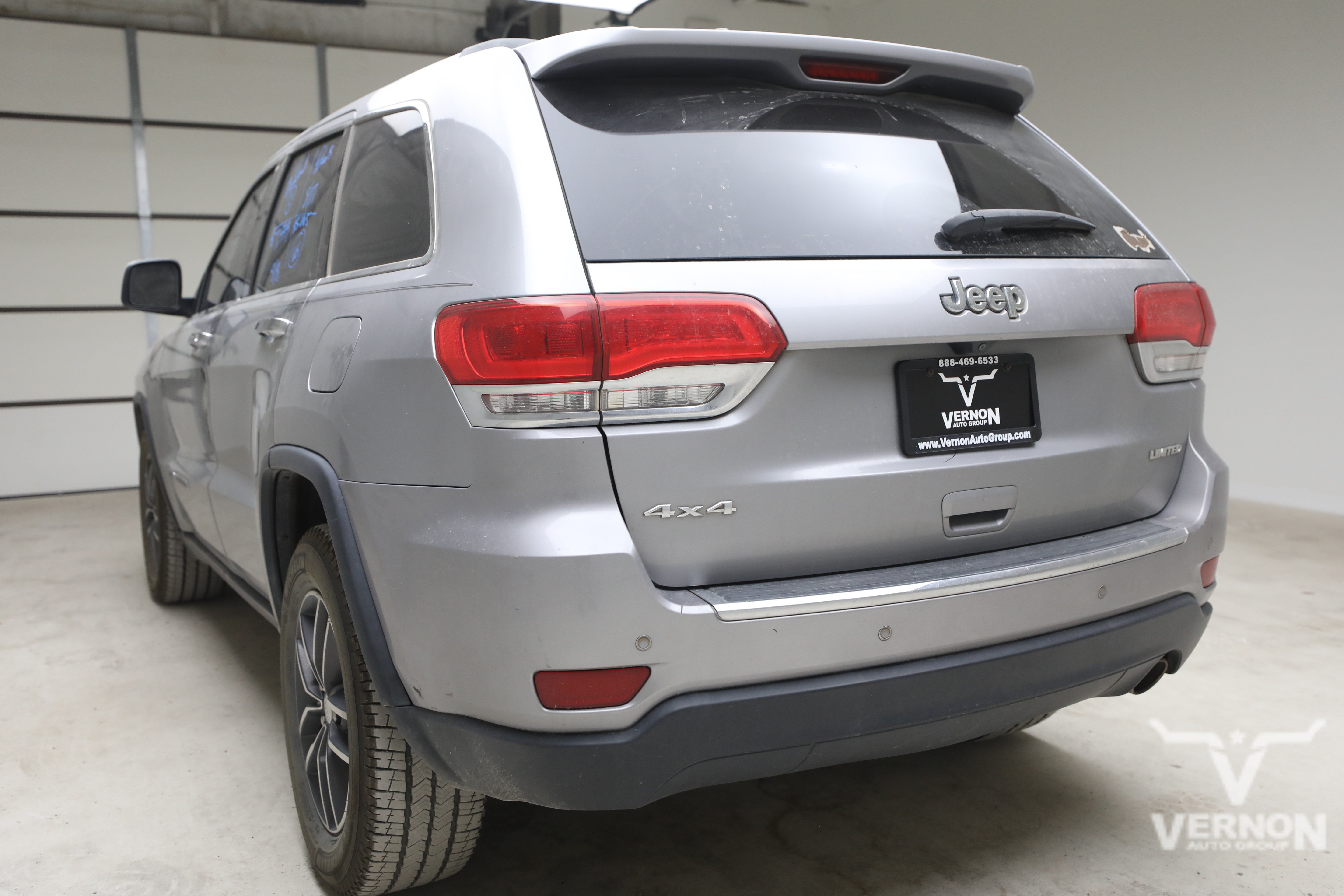 Used 2017 Jeep Grand Cherokee Limited w/ Luxury Group II AWD/4WD image 2