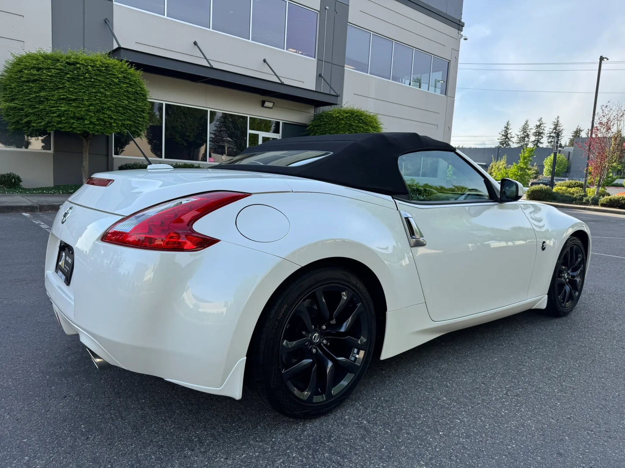 Used 2015 Nissan 370Z Roadster RWD image 11