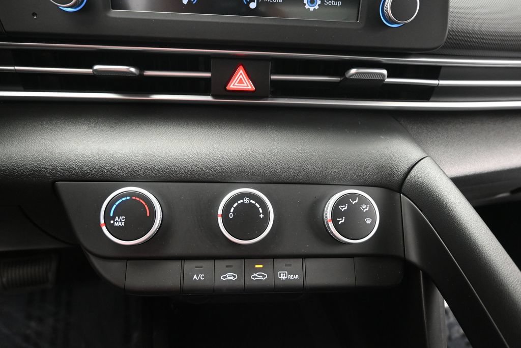 Used 2025 Hyundai Elantra SE FWD image 18