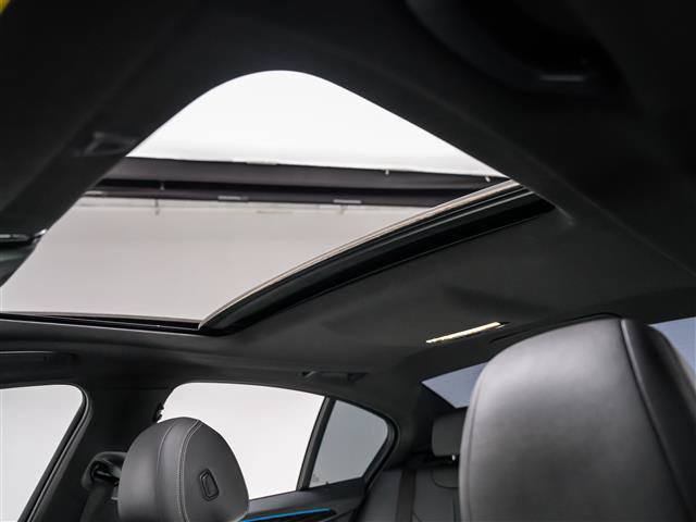 Used 2021 BMW 530e w/ Convenience Package RWD image 11
