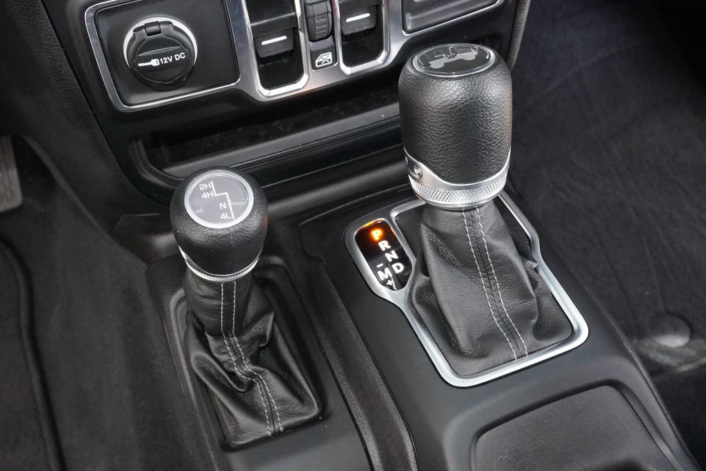 Used 2025 Jeep Wrangler Unlimited Sahara AWD/4WD image 16