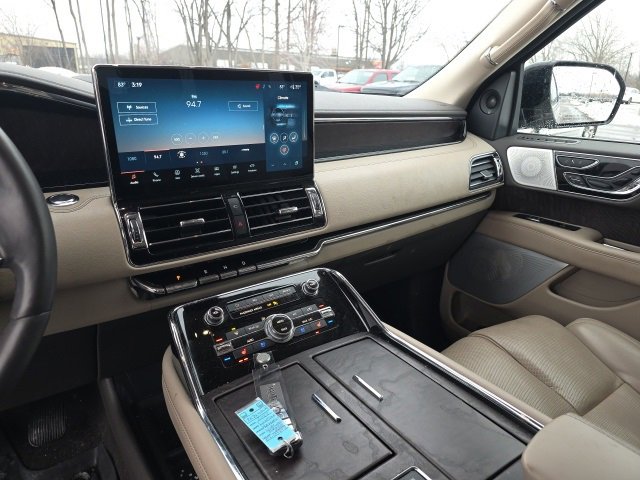 Used 2022 Lincoln Navigator Reserve image 17