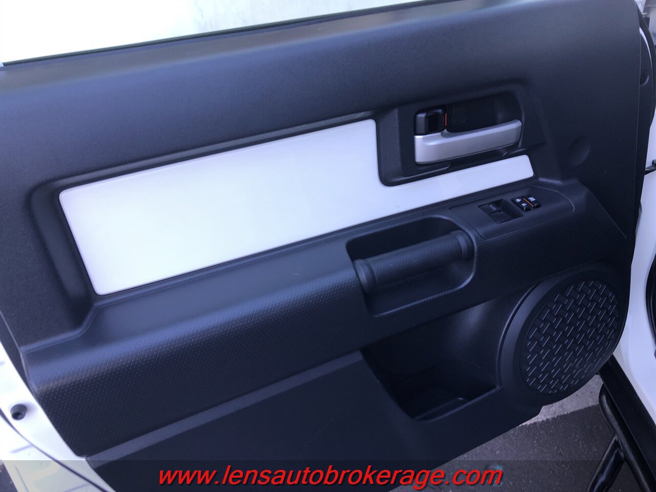 Used 2012 Toyota FJ Cruiser 4WD w/ Upgrade Pkg image 9