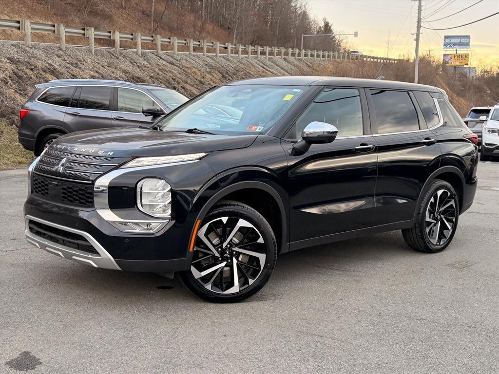 Used 2023 Mitsubishi Outlander SE image 2