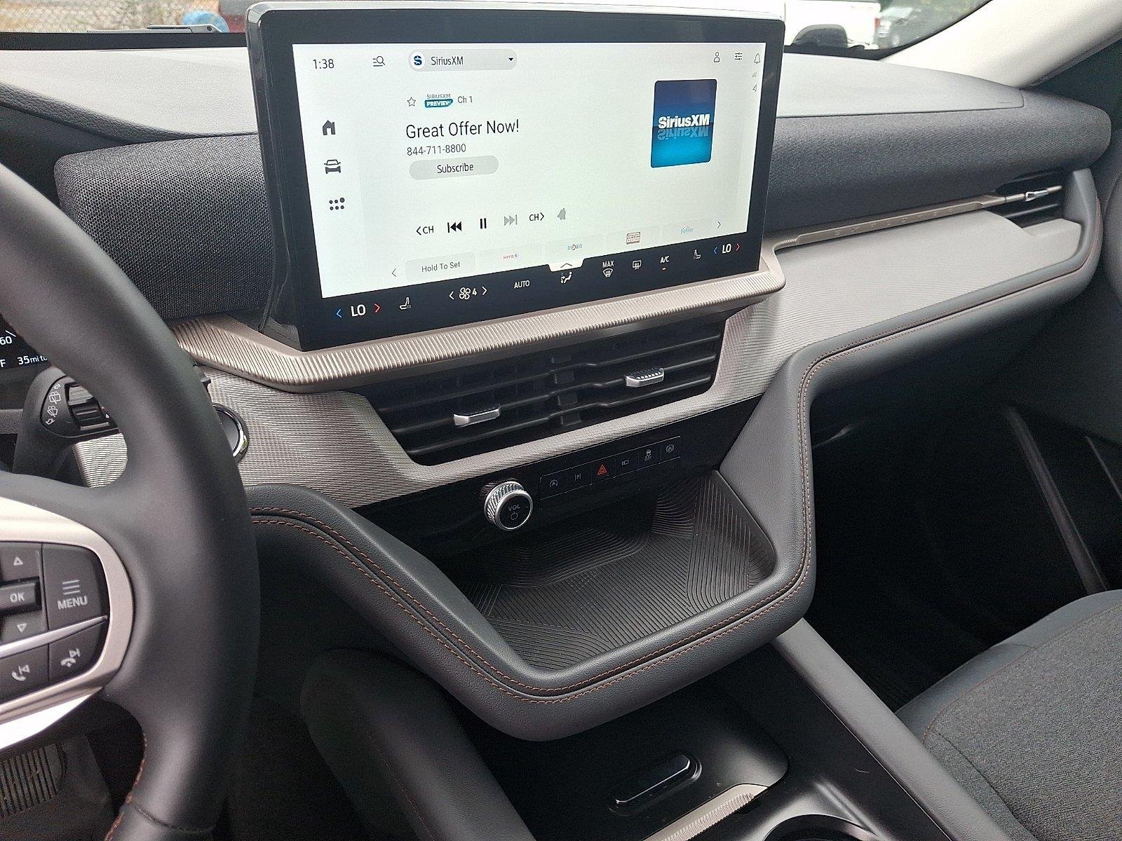 Used 2025 Ford Explorer Active AWD/4WD image 20