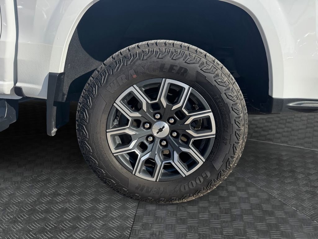 Used 2024 Chevrolet Colorado Z71 w/ Z71 Convenience Package 2 image 17
