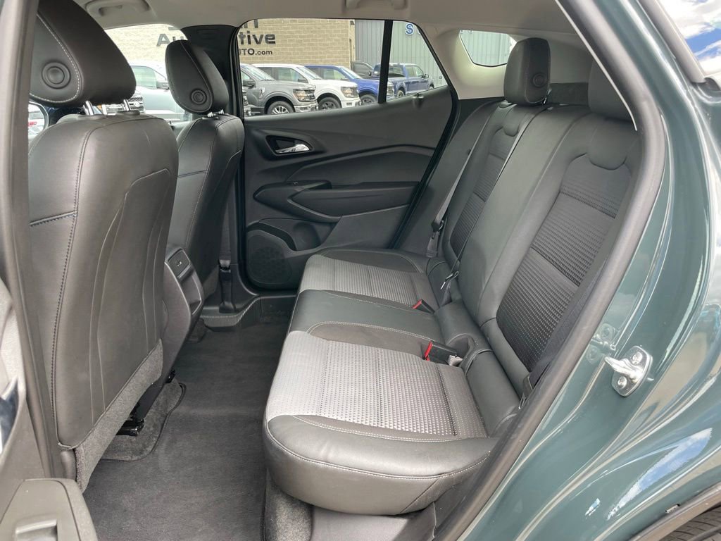 Used 2025 Chevrolet Trax LT FWD image 8